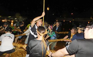 400年の歴史誇る「奥間大綱引き」　6年ぶりに開催　雨の中で熱戦20分、結果は　沖縄・国頭村