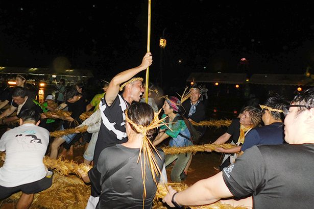 400年の歴史誇る「奥間大綱引き」　6年ぶりに開催　雨の中で熱戦20分、結果は　沖縄・国頭村