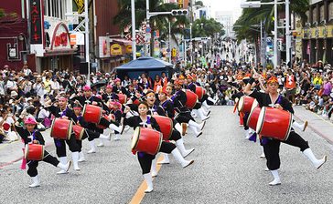 25団体が勇壮な舞　国際通りで「一万人のエイサー踊り隊」　沖縄