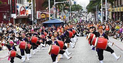 25団体が勇壮な舞　国際通りで「一万人のエイサー踊り隊」　沖縄