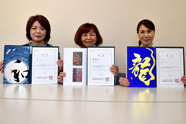 刻字国際展で沖縄県勢3人が入賞　韓国で開催　赤田、北山、上原さん