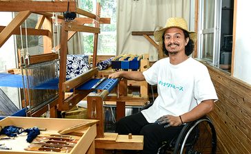 世界にはばたくアーティスト／アスリート　オキナワブルース商店・染織家パラサーファー真栄城興和さん