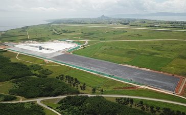 伊江島飛行場、滑走路改修は「1年程度」米軍が県に伝達　嘉手納でのパラシュート訓練、長期化も　沖縄