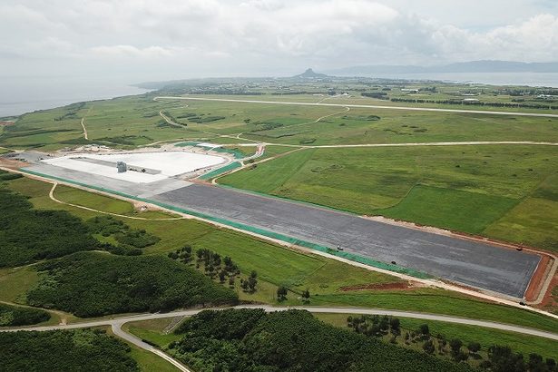 伊江島飛行場、滑走路改修は「1年程度」米軍が県に伝達　嘉手納でのパラシュート訓練、長期化も　沖縄