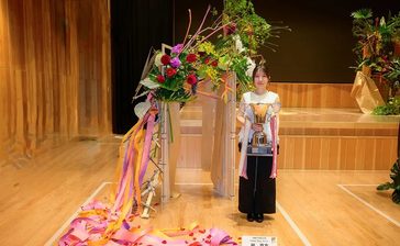 妖精みたいな気分になる花束　フラワーデザインで全国優勝　北谷の柳さん　沖縄