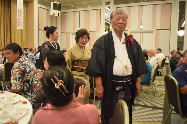 「水戸黄門」の主題歌で入場、厄落としの寸劇も　普天満宮の新垣官司が85歳トゥシビー祝う　沖縄・宜野湾