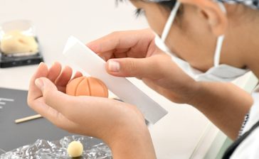 働くママや親子に和菓子教室で時間の大切さ伝え　練り切り餡で「うさぎ」「菊」、集中してリフレッシュ　沖縄