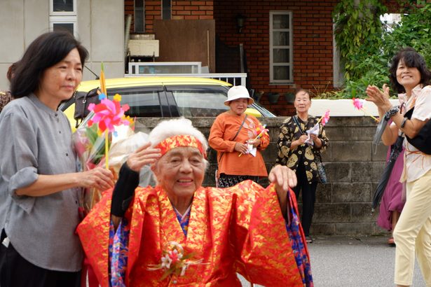 長寿の秘訣は「自分でできることは自分で」　数え97歳祝うカジマヤーでパレード　沖縄市の新垣さん