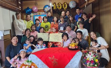 「医者知らず」の新里さん100歳　働き者で家族を支え、子や孫ら99人に　沖縄・宜野座