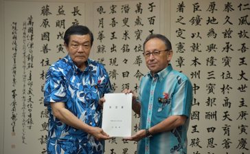 伊東沖縄相「沖縄の発展のため頑張る」　就任後初の来県、デニー知事らと面談