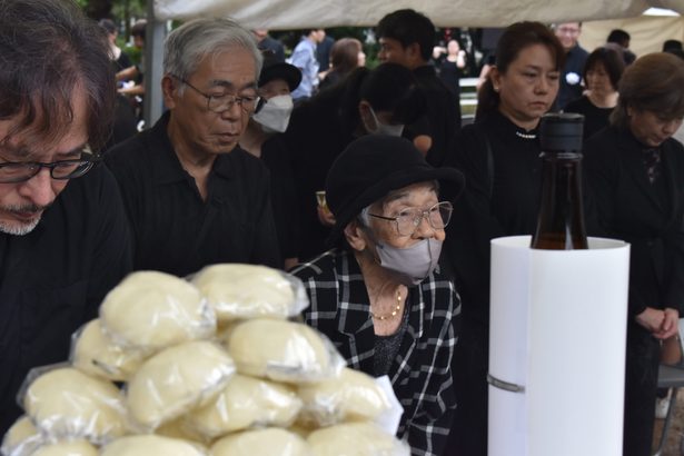 亡き学友、家族に思いはせ　焼香終え「涙が出る」　元白梅学徒の武村豊さん（９５）