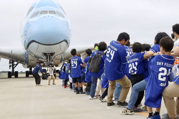 はと笛　世界最大旅客機と綱引き