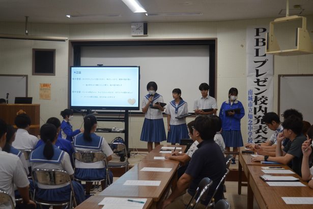 知念中生が市特産品を開発　南城　市まつり、産業まつり出展　「トビイカせんべい」　「久高島の塩ちんすこう」