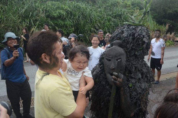 泥を塗る神様「パーントゥプナハ」3体が厄払い　大人歓喜、子は涙　宮古島の伝統行事　沖縄