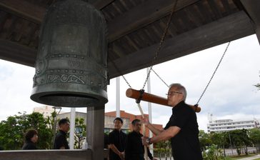 世界平和の鐘、犠牲者に祈り　10・10空襲から80年　石垣市民らが追悼　沖縄