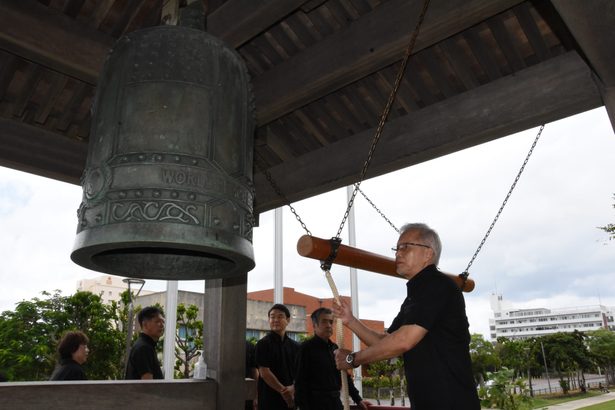 世界平和の鐘、犠牲者に祈り　10・10空襲から80年　石垣市民らが追悼　沖縄