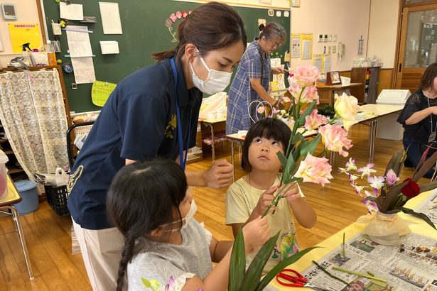 「花かご、上手にできた！」　JAおきなわ　豊見城で花育教室　沖縄