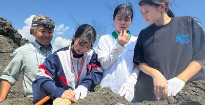 日本兵の認識表か　遺骨収集で高校生が発見　「探している人の心、少しでも楽に」　糸満、荒崎海岸　沖縄