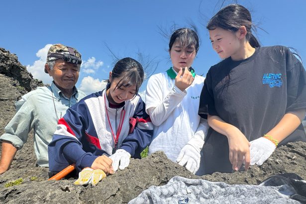 日本兵の認識表か　遺骨収集で高校生が発見　「探している人の心、少しでも楽に」　糸満、荒崎海岸　沖縄