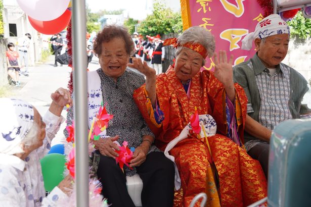 カジマヤー、屋嘉を彩る　金武・神里京子さん　区民祝福、県外から親族も