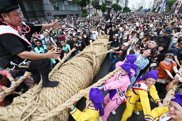 【動画】「ハーイヤ」引き手一体　那覇大綱挽　伝統、平和への思いつなぐ　沖縄