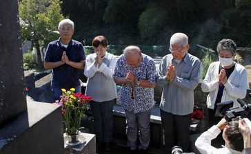 「核廃絶諦めない」誓う　被団協　慰霊碑や墓前で受賞を報告