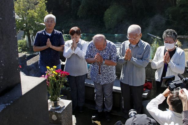 「核廃絶諦めない」誓う　被団協　慰霊碑や墓前で受賞を報告