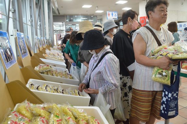 「沖縄そばの日」那覇中央郵便局で関連イベント　お得なそばセットに行列　きょう17日まで