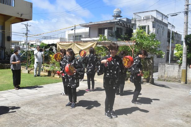 厳かにウシデーク奉納演舞　玉城・奥武区　衣装着けた女性６人