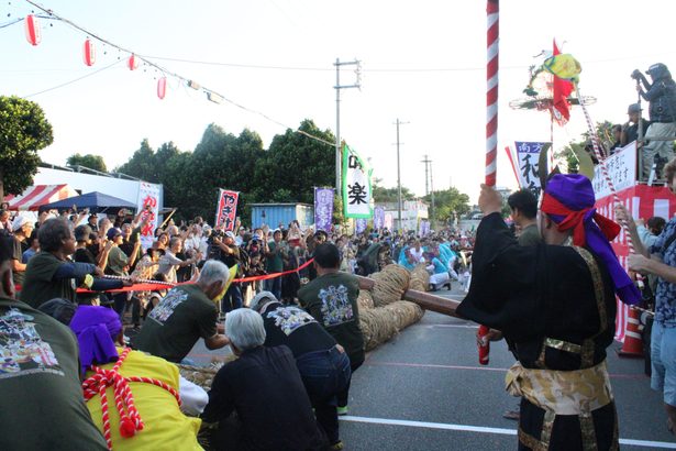 瀬底綱引き熱戦「南方」勝利　本部　豊作感謝、繁栄祈願し豊年祭