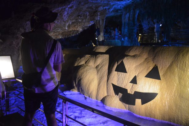 巨大「かぼちゃ石」がお出迎え！　玉泉洞でハロウィーン　白ヘビと一緒に仮装撮影会も　南城　沖縄