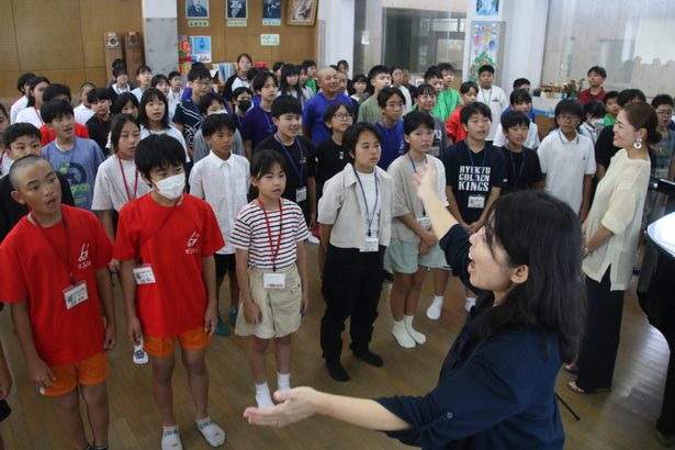 「あの景色、もう一度」隣接の城西小、児童ら合唱で復興願い　沖縄