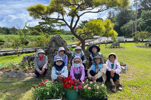 勢理客婦人会が花植え　伊是名トライアスロン向け