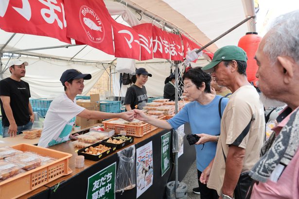 パンの「ぜいたく買い」も　沖縄の産業まつり、来場者ら＼見て、飲んで、味わう／　県産品楽しむ　27日まで