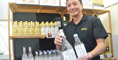 伊是名の米で特製泡盛 すっきりとした甘み、会場で割安に販売　神村酒造　沖縄の産業まつり