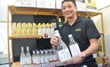 伊是名の米で特製泡盛 すっきりとした甘み、会場で割安に販売　神村酒造　沖縄の産業まつり