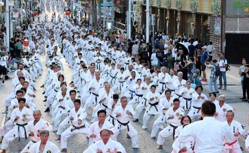 2200人が空手演武、国際通りを埋め尽くす　平和の心を世界へ　沖縄・那覇