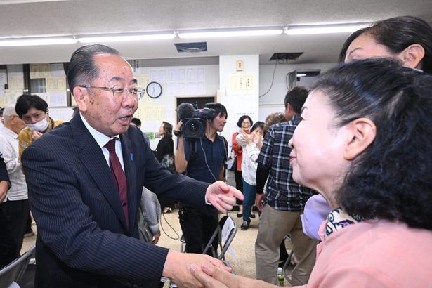 【4区】「私への信頼、忘れず」　西銘恒三郎さん、「裏金」逆風はねのけ安堵＜衆院選2024沖縄＞