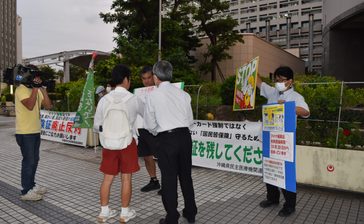 「紙の保険証存続を」県保険医協会など那覇で周知活動　沖縄