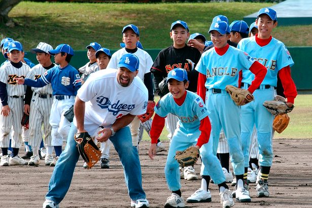 沖縄生まれのロバーツ監督「ウチナーンチュの誇り」　ドジャースWS制覇に関係者ら歓喜