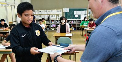 短い秋休みも楽しみ　2学期制の小中学校で終業式　沖縄