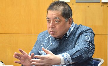 沖縄の変化　観察、参与し描く　事実ベースに生き残り考える　佐藤優氏インタビュー