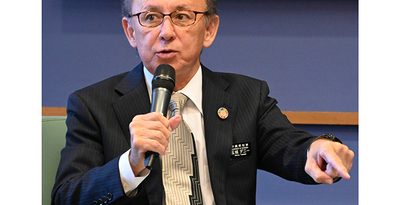 【ファクトチェック】デニー知事の訪米シンポ　県議「10人収容」→実際「ほぼ満席70人参加」