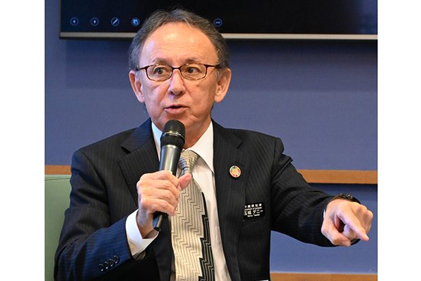 【ファクトチェック】デニー知事の訪米シンポ　県議「10人収容」→実際「ほぼ満席70人参加」