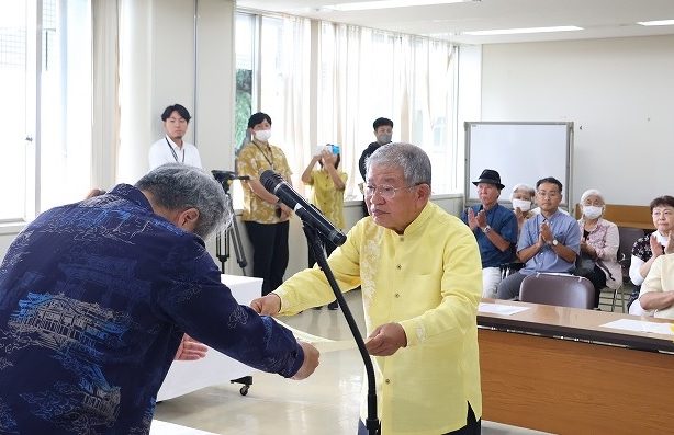 沖縄選挙区の4人に当選証書　赤嶺氏、新垣氏、島尻氏、西銘氏　「県民の信頼と負託に応えて」