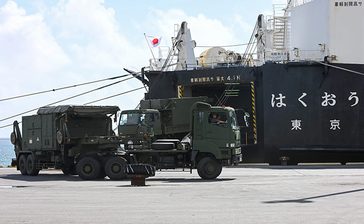 中城湾港に自衛隊車両が陸揚げ　日米統合演習、市民ら軍事化抗議