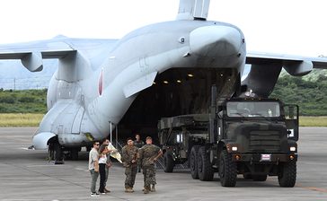 日米共同演習　市民ら「戦場にするな」　石垣空港に米軍車両