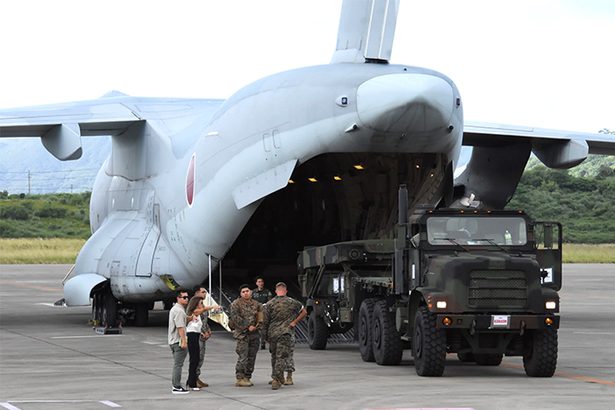 日米共同演習　市民ら「戦場にするな」　石垣空港に米軍車両