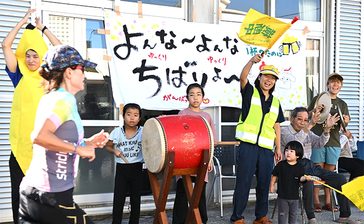 太鼓、手拍子　背中押す　伊平屋ムーンライトマラソン　沿道も熱気