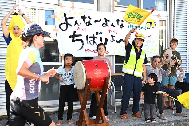 太鼓、手拍子　背中押す　伊平屋ムーンライトマラソン　沿道も熱気